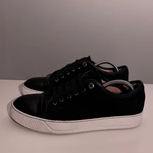 Lanvins - Säljer ett par lanvins i storlek UK8 (EU42), cond 8/10 tecken på användning men gott skick! Tillkommer endast skor!