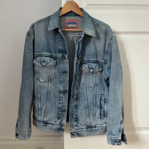 Acne studios denim jacka - Säljer denna denim jackan ifrån acne studios blå konst. Använd ett fåtal gånger bara. Overzied i modellen! 