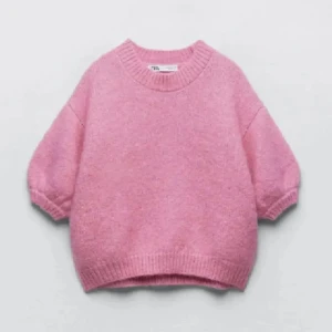 Rosa stickad tröja - Superfin rosa stickad tröja som är perfekt för både höst och vår. Säljs inte längre men väldigt trendig. Nypris: 399kr! Den har en fin passform med trekvartsärmar och ribbade kanter. Perfekt att matcha med jeans för en höstig, snygg look. 💖