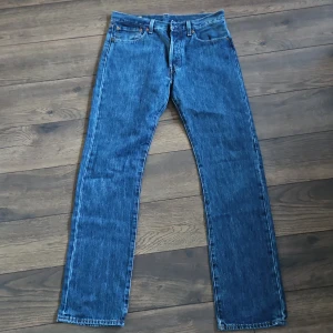 Levi's 501 Jeans - Säljer ett par klassiska Levi's 501 jeans i blå denim. De har en straight passform och är i mycket bra skick. 