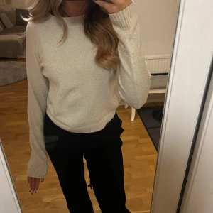 Beige stickad tröja från Vero Moda - Säljer en supermysig beige stickad tröja från Vero Moda i storlek XS. Perfekt för höst och vinter. Tröjan har långa ärmar och ribbade kanter vid ärmslut och nederkant. Passar både till vardags och lite finare tillfällen. ✨