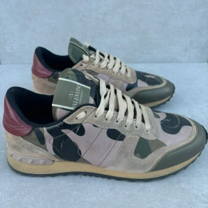 Valentino Rockrunner - ett par riktigt schyssta rockrunners || strlk 40 ||  skicket är 8/10 ( fint skick || serienummer finns || hör av er vid intresse!