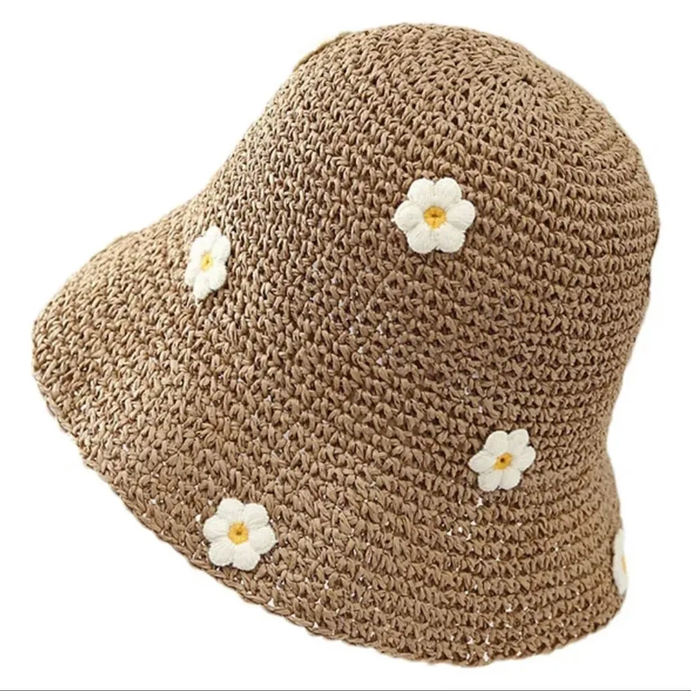 Två superfina solhattar i beige,vit och brun färg, perfekt för sommaren! De är virkade och dekorerade med söta blommor i vitt och gult. Perfekt accessoar för en solig dag på stranden eller en picknick i parken. . Accessoarer.