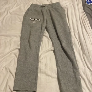 Grå trapper byxor - Säljer denna trapper dress i storlek S som jag bara använt ett fåtal gånger. Pris för endast byxorna 700kr. Pris för endast tröja 600kr. Pris för hela dressen 1000kr.