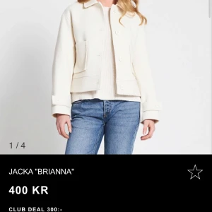 Vit jacka 'Brianna' - Säljer en vit jacka från lager 157 i modellen  'Brianna' den är i helt nyskick och endast använd två gånger. Säljer denna jacka även i svart. Om du har några frågor är det bara ställa dem. 