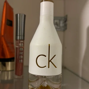 Calvin Klein parfym CK In 2 U, Her ca 80% kvar.  Sänkt pris! - Säljer min Calvin Klein CK In 2 U parfym. Inköpt i sep, men använder den inte mer. Pris kan diskuteras vid snabb affär. 