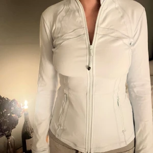 Lululemon define jacket ljusblå  - Lululemon jacka i ljusblå! Använd 1 gång. Jätte bra skick😇
