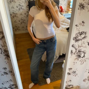 Blå straight jeans - Ett par blåa bershka jeans i storlek 34 i deras loose straight modell. Dom är i grunden mellanmidjande men är för stora för mig så dom blir mer lågmidjande och mer lösa på mig. Är använda en del men i ett fint skick.