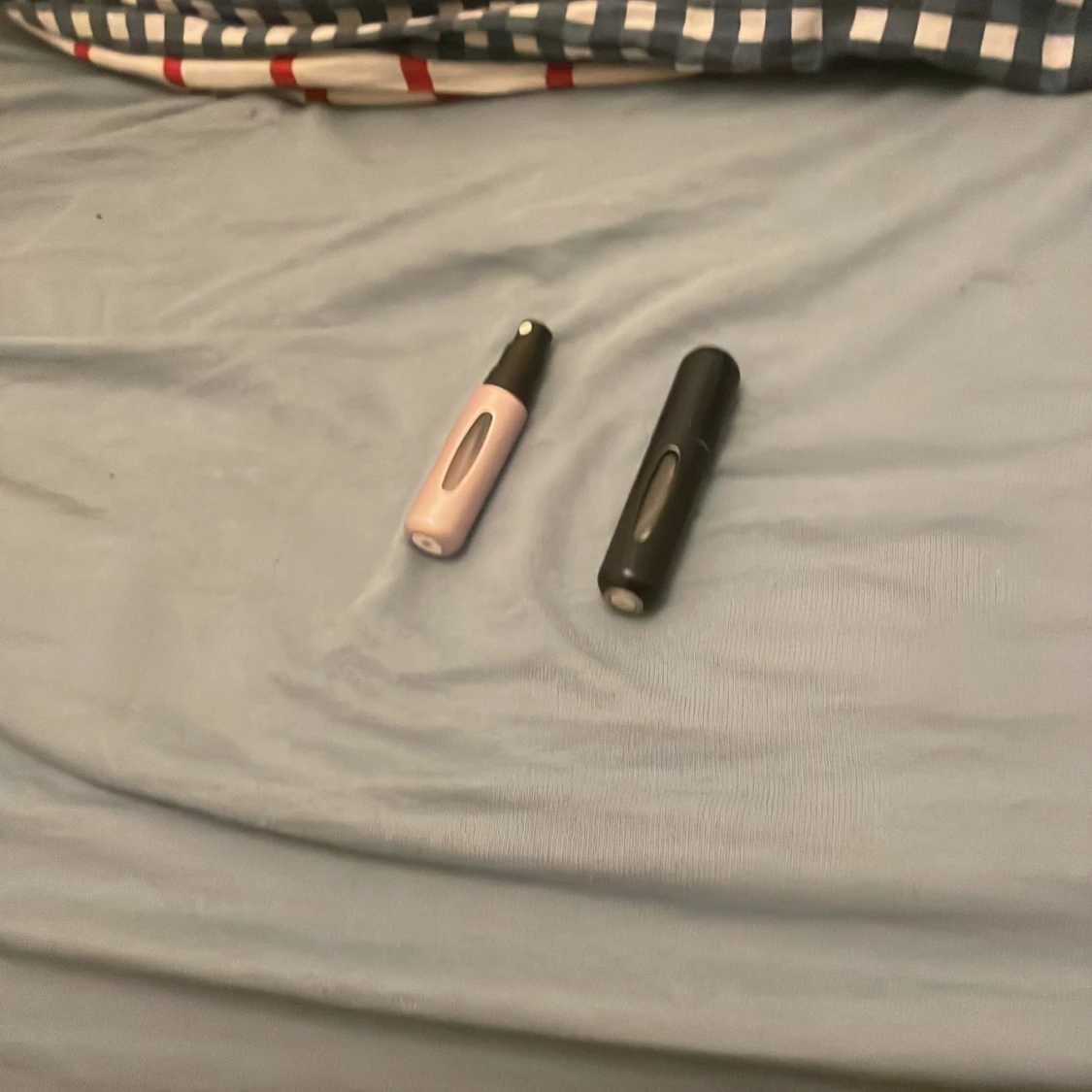 Svart och rosa parfymbehållare