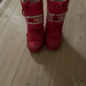 Moon boots - Slitna rosa moon boots, storlek 35/38, höga. Köparen betalar frakt om det behövs men annars kan jag mötas upp i norra Stockholm💕
