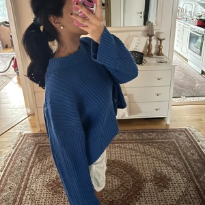 Blå ribbad tröja - Säljer en superfin blå ribbad tröja med loose passform. Den har långa ärmar och är perfekt för höst och vår. Tröjan är både stilren och bekväm, perfekt för en avslappnad look. Passar bra till jeans eller kjol!