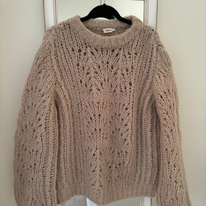 Beige mohairtröja från Filippa K - Mysig beige stickad tröja från Filippa K i mohair och ullblandning. Vackert  mönster både fram, bak och på ärmarna.  Lätt croppad nedtill och i ärmsluten vilket ger en väldigt fin passform. Tröjan är i mycket bra skick och knappt använd. En stilren och mysig favorit! Storleken är märkt S, men jag är en klassisk M och på mig sitter den som en perfekt M, därför inlagd som M.  🤎
