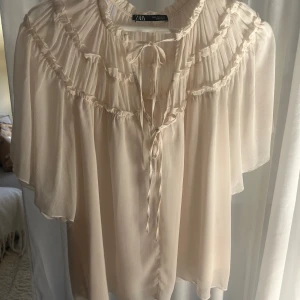 Blus från Zara  - Supersöt topp från Zara,  i en rosa, beige färg💗