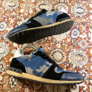 Valentino Rockrunners  - Hej! Säljer nu mina skor från märket Valentino , storlek 44, mycket bra skick, tveka inte på att höra av dig om du har frågor eller funderingar kring skorna!