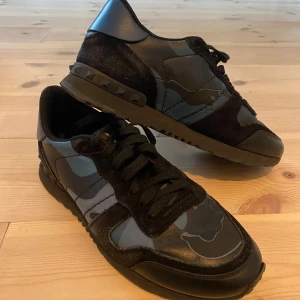 Valentino Rockrunner  - Intressekoll på ett par rockrunners i storlek 40 kan passa 41. De är i bra skick🔥perfekta inför vintern. vid frågor är det bara skriva.