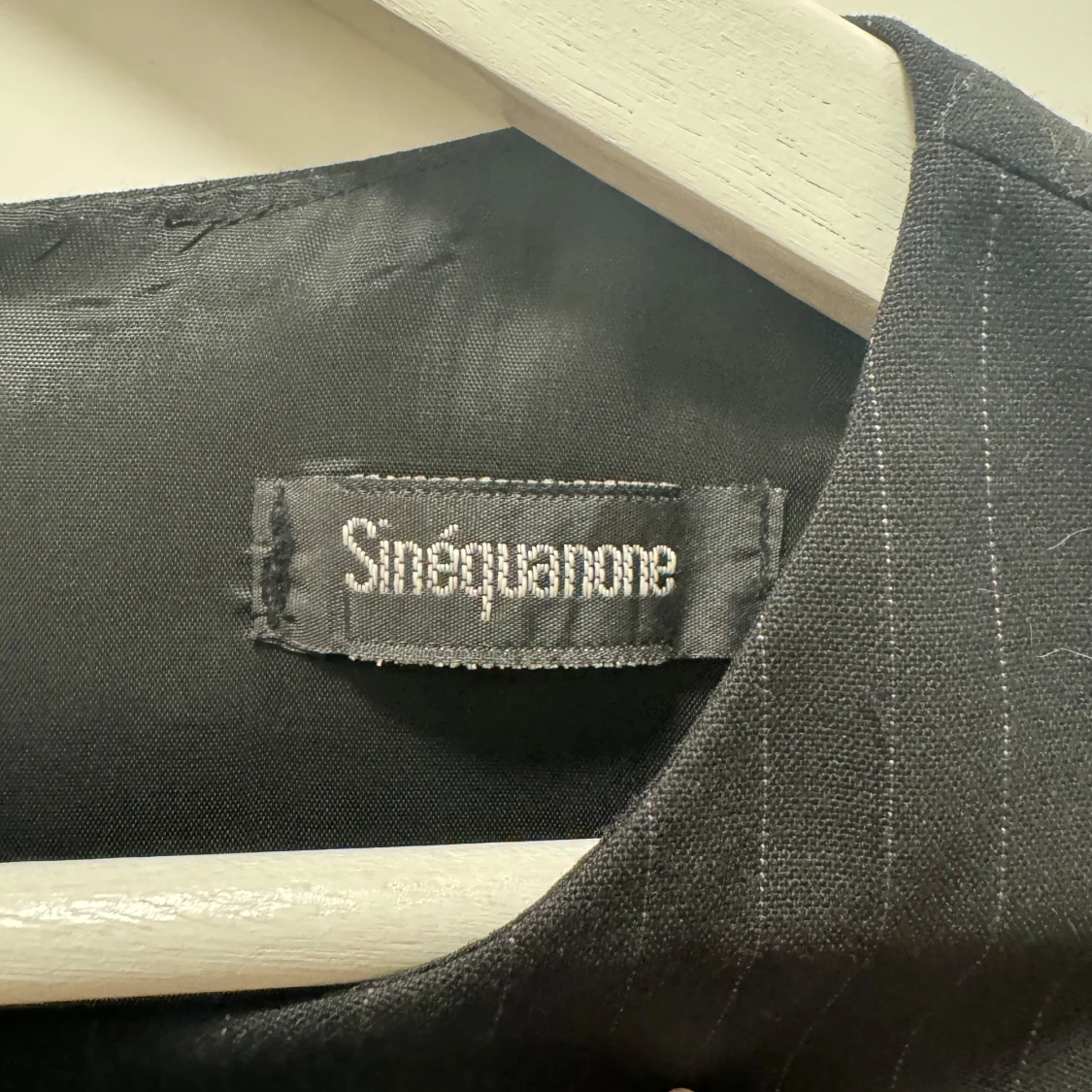 Svart ärmlös klänning från Sinéquanone - 91