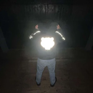 Svart Kenzo jacka med reflex - Säljer en svart Kenzo jacka med coolt tigerbroderi på ryggen. Jackan har en dragkedja och reflekterande detaljer som syns i mörkret. Perfekt för höst och vår när du vill sticka ut lite extra. Passar både till vardags och fest! L-M