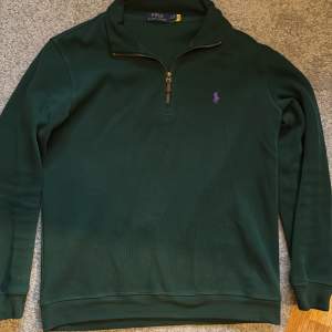 Säljer en snygg, helt ny,  mörk grön half zip från Polo Ralph Lauren. Storlek S/M. Är 185cm och väger 70kg. Priset kan diskuteras.