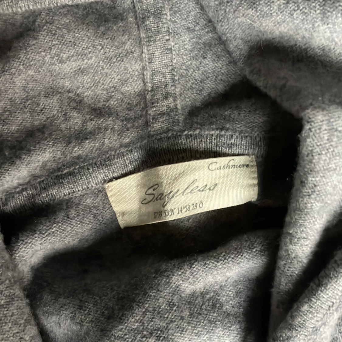 Grå kashmir hoodie från Sayless - 91