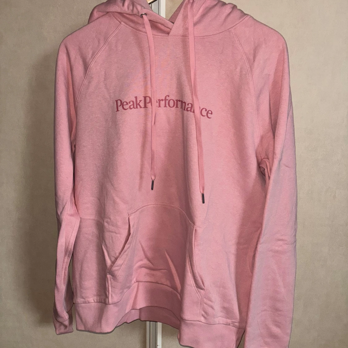 Rosa hoodie från Peak Performance