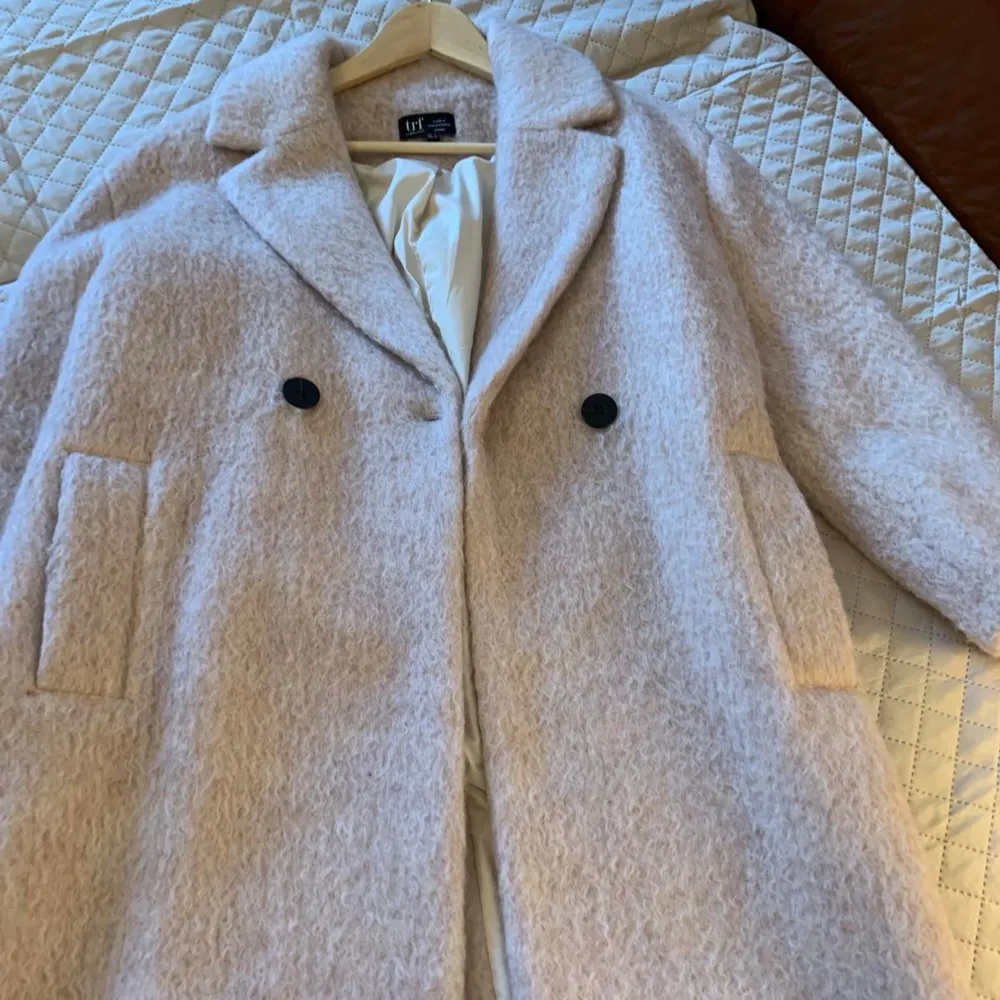 Säljer en superfin beige kappa från Zara. Passar perfekt till höst och vinter och är supervarm. Den är i storlek S men passar M. Pris kan diskuteras💗. Jackor.