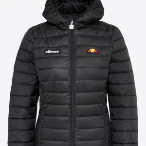 Vinterjacka  - Vinter jacka från Ellese. Skriv för riktiga bilder eller mer specifika bilder 🖤🧡❤️🖤 ny pris runt 900, inga defekter alls 