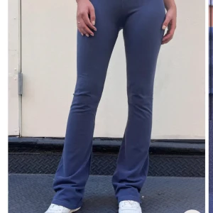 Yoga pants - Super fina yoga pants från brandy Melville ❣️ köpta på Plick men har endast använts 1 gång av mig! Skriv för fler bilder eller vid funderingar! 🤗