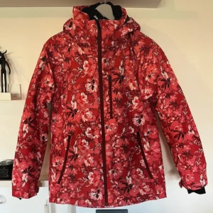 Vinterjacka - Storlek 170, funkar också som xs  Lite röd/korall 