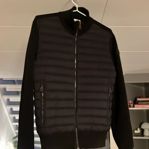 MONCLEAR CARDIGAN  - Säljer monclear cardigan som är använd typ 3 gånger 😁 köpte den på NK för 12 000 kr och säljer nu den för 4999 kr har kvitto på den och äktenhetsbevis finns! Skick: 9/10 nästan som ny 😇 Hör av er vid frågor ! 