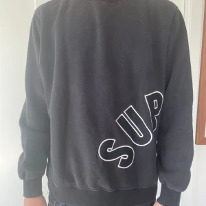 Supreme x nike  - Supreme x nike sweatshirt Säljer denna supreme sweatshirten eftersom ikte riktigt min stil längre, den är i väldigt bra skicka använd bara antal få gånger! Nypris cirka 1600kr (Pris kan diskuteras)