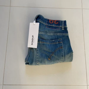 Dondup Jeans George  - Säljer nu dessa super snygga dondup George jeans som passar till allt året runt, snygga slitningar i design, skriv för fler bilder/frågor🙌🏼