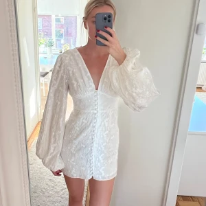 Adoore klänning - Vit kort Adoore klänning. Endast använd 1 gång så i väldigt gott skick och inga felanmärkningar💕