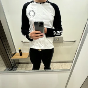 Chrome Hearts Longsleeve - Chromehearts longsleeve. Jag har storlek L och den sitter super på mig, den kommer att sitta fint men lite mer baggy än bilden ni ser ovan för dig med storlek Medium. Skäms inte för o skicka bud! 9/10 skick. Vill egentligen inte sälja men behöver semesterkassa så kan gå back lite vid snabb affär :/