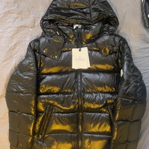 Maya moncler jacket - En maya moncler jacket, helt ny och fräsch, är i storlek S-M,  köptes för 2300kr men vill inta ha den längre, tveka inte att fråga frågor via intresse, 