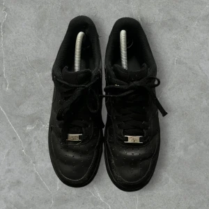 Nike airforce 1 black  - Svarta AF1 i storlek 40,5. Använt skick därav billigt pris. Skriv privat för mer information!♻️