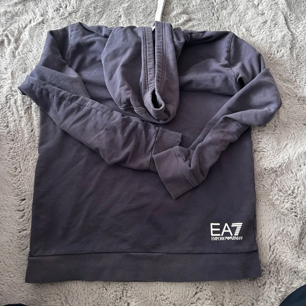 Rent bra Hoodie har haft den runt 6 månader men inga fläckar eller nått sånt  Storlek S men om du behöver hjälp med storlek bara skriv till mig . Hoodies.