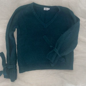 LAxNAKD stickad tröja - Från linn Ahlborgs kollektion med nakd Superfin skogsgrön färg med knuten på armarna 💚 I använt skick men fin