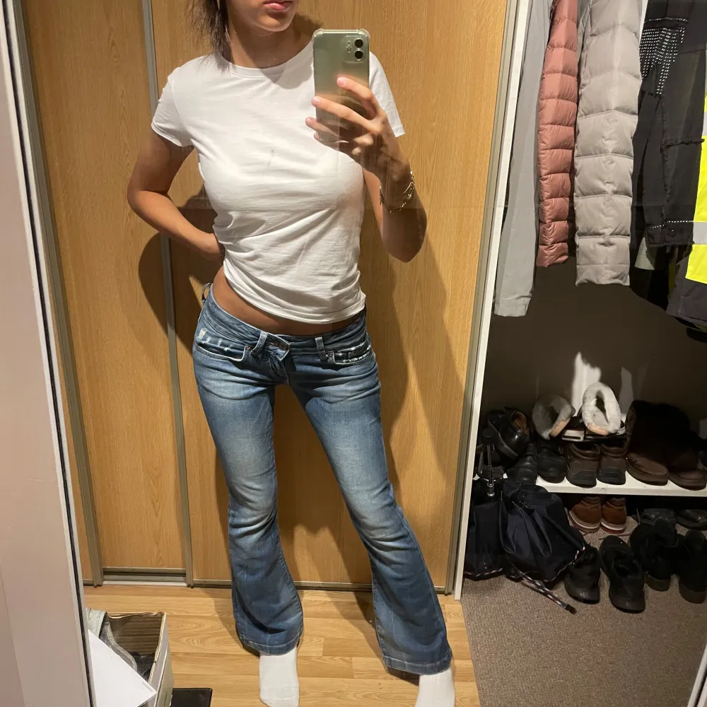 (14) Lågmidjade bootcut jeans med stretch. Midjemått rakt över 34 cm, innerbenslängd: 75 cm🩵. Jeans & Byxor.