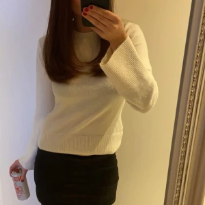 Vit stickad tröja - Säljer en superfin vit stickad tröja som är perfekt för både vardag och fest. Tröjan är lite nopprig och passar perfekt till jeans eller kjol. Köpt på plick men aldrig använd av mig då den inte riktigt passade