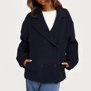 Säljer denna lite kortare kappan då den är lite stor för mig. Den är i xs men väldigt oversized så mer åt s,m i storlek. Den är u super bra skick. Fråga om du vill ha fler bilder eller har andra funderingar😇