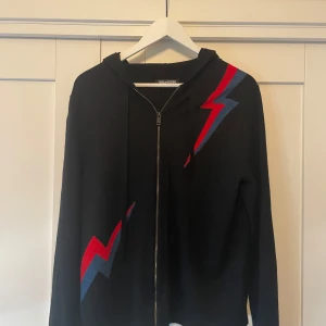 Zadig Voltaire sweatshirt - Hej! Säljer denna feta Zadig Voltaire tröjan, den är i bra skick förutom att den har några små hål i ryggen, passformen är ganska liten så skriv nån ni undrar nåt om det (pris kan diskuteras)