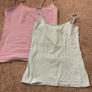 2 par linnen  - Ett linne i lilla som är i stolen M och ett blått linne i stolek S 🩵🩵 skönt att sova i eller ha under något. Båda 2 säljs för 50 kr 