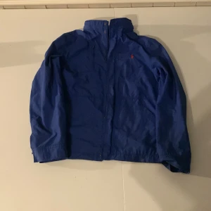 Ralph Lauren jacka Blå - Snygg jacka från Ralph Lauren som är blå Har storlek medium/large Fint skick, nästan aldrig använd Är bra till hösten och vintern Säljer för att den har blivit för liten Vid snabb affär så är pris inte hugget i sten Mvh