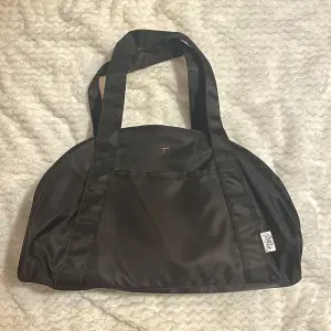 ‼️Kontakta innan köp då denna även finns på min Vinted‼️ Stray Kids 5-Star Seoul duffle bag! Köptes för 989 kr på iMusic, har lite mindre missfärgningar och har använts men i helt ok skick! Säljer för 500 kr, tar bara köp nu 🫶🏽