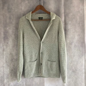 Massimo Dutti Cardigan - Säljer en snygg och stilren grå cardigan med knappar från Massimo Dutti | Perfekt för höst och vinter | Nyskick utan tagg, passar dig som bär M/L | Skriv om ni har några frågor!