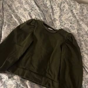 Grön tröja med puff ärm  - Säljer nu min jättefina jättefina gröna tröja med puff ärm den är i super bra skick dessvärre finns det ingen lapp kvar men den är från märket pieces nästan oanvänd  Köpare står för frakt 