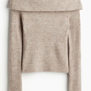 Off shoulder tröja - En jättefin off shouldertröja från H&M. Tröjan är i bra skick, priset kan diskuteras. 