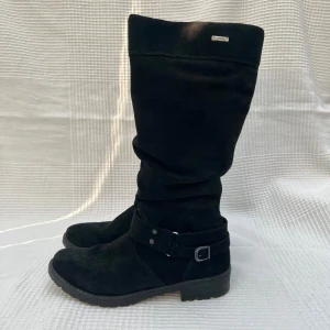 Svarta boots - Boots i mocka, äkta läder från Ricosta. Otroligt bra skick och är perfekta. Innersula mått: 24,5 cm. Klack: ca 3 cm. Total höjd: 37,5 cm 🖤