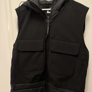 C.P company väst - Hej, Säljer min killes c.p company väst i storlek M. Färgen är svart, västen är i väldigt bra skick som ny. Köpt på nk
