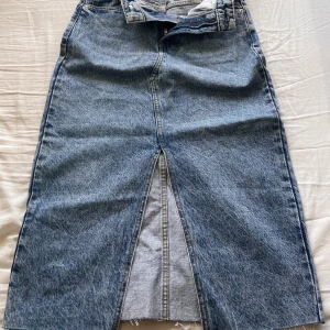 Lång jeanskjol  - Aldrig använd 